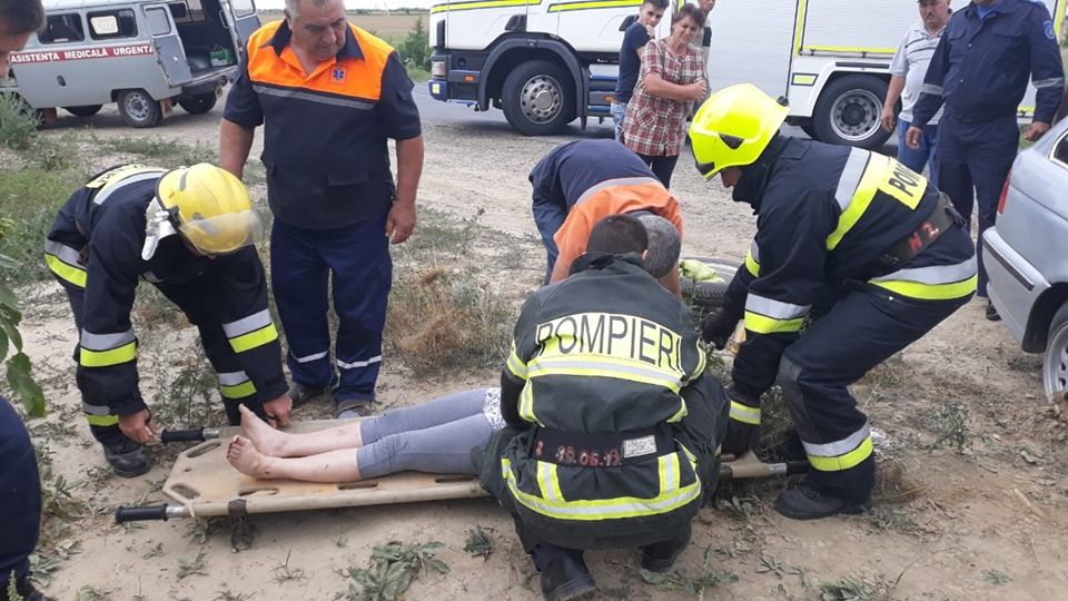 ДТП в Кагуле: Спасатели извлекли из искорёженного автомобиля женщину