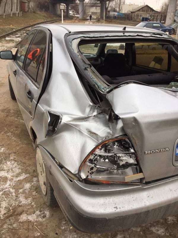 В Новоаненском районе поезд врезался в автомобиль
