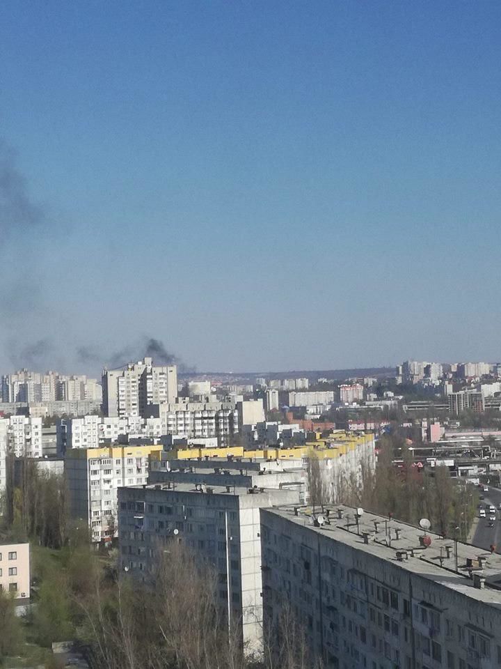 Вблизи столичного автосервиса загорелся склад отходов