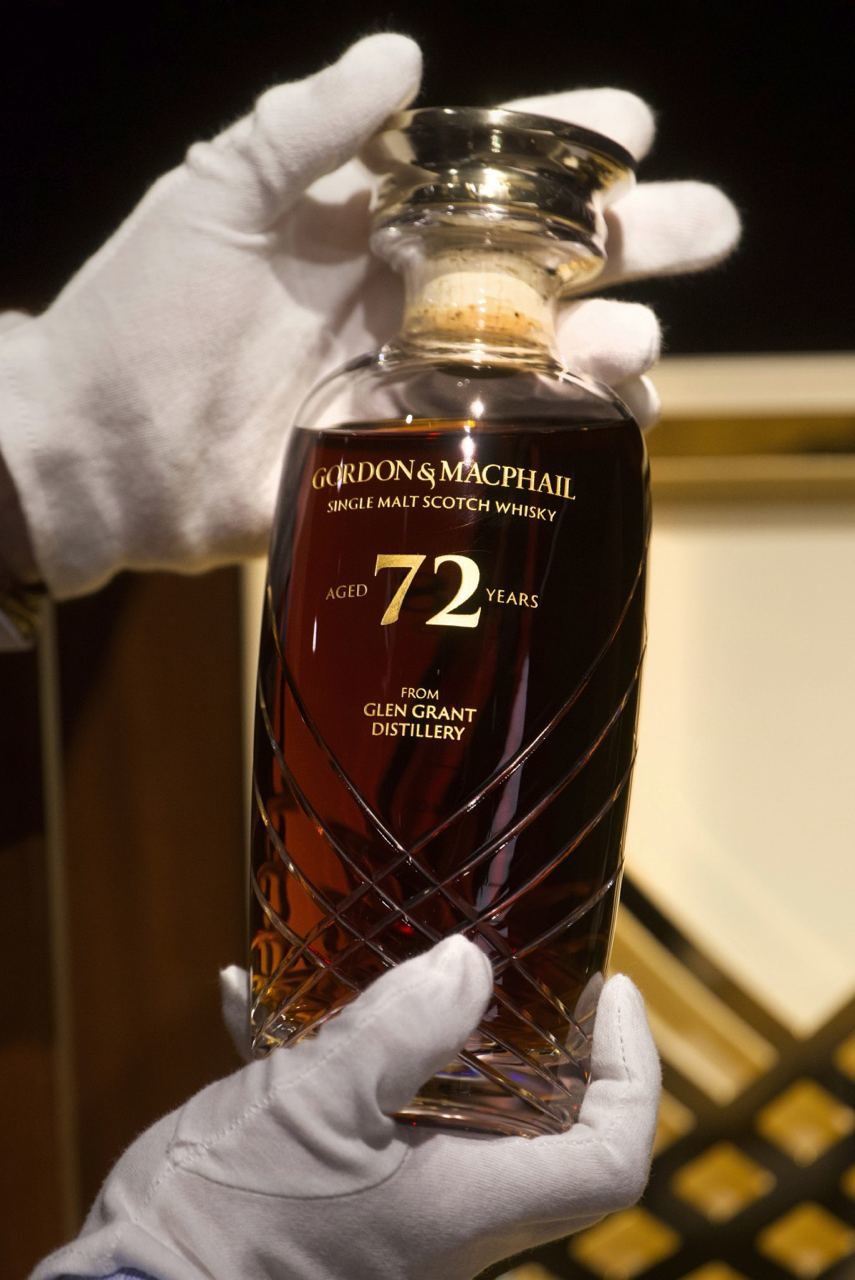 Бутылку виски из Шотландии продали на аукционе за 54 тысячи долларов