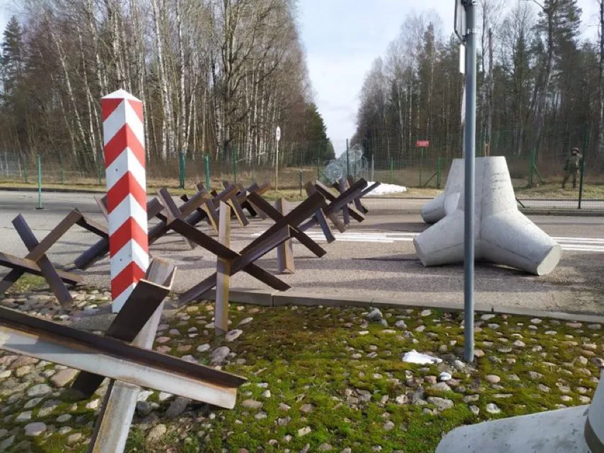 Польша начала устанавливать противотанковые ежи на дорогах у границы с Россией и Белоруссией