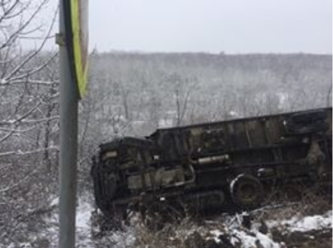 Грузовик свалился в кювет после сильного столкновения с Hyundai