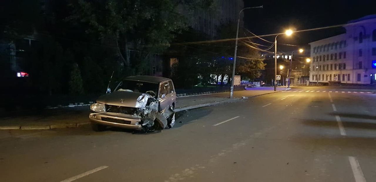 В Кишиневе Toyota Land Cruiser снес столб