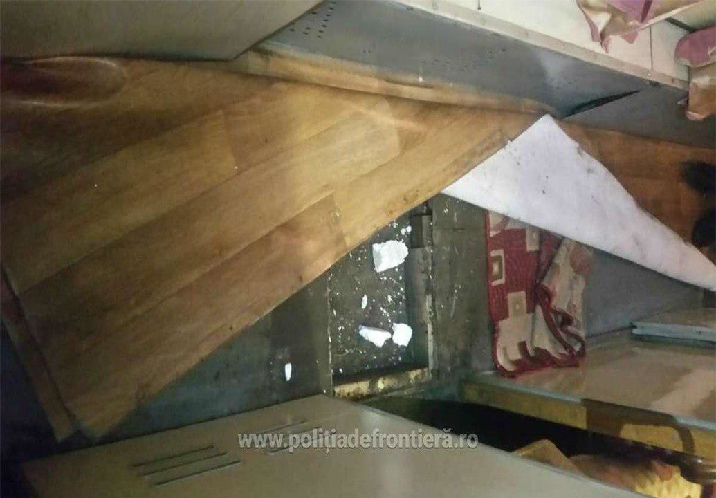 В поезде Кишинев-Бухарест обнаружено почти 30 000 контрабандных сигарет