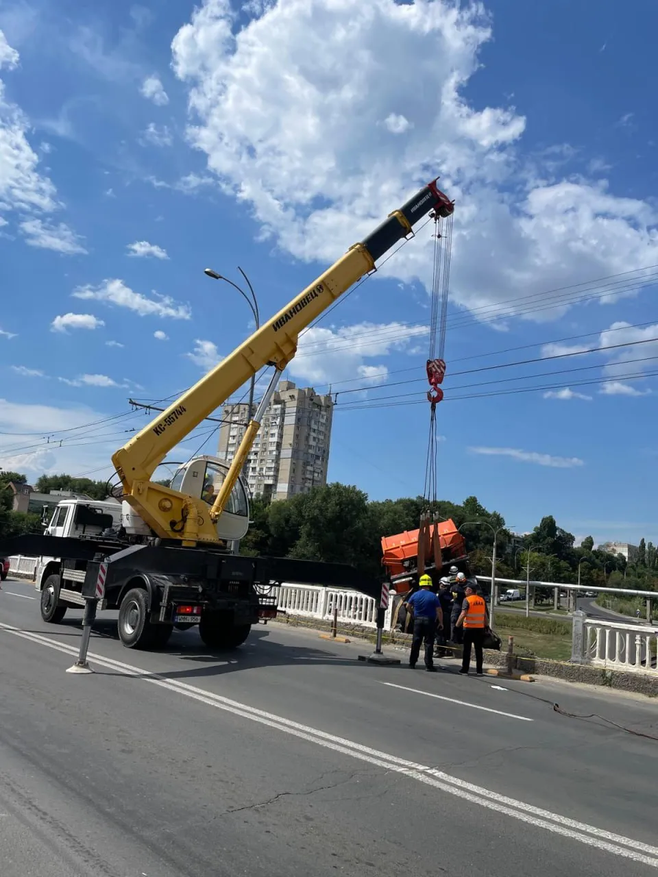 Camionul care a căzut de pe podul de pe strada Ismail a fost remorcat cu succes