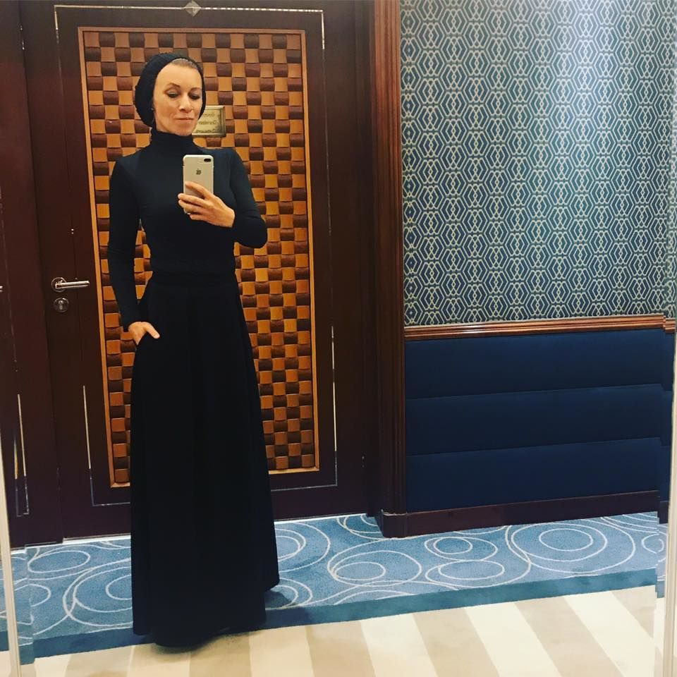 Purtătoarea de cuvânt a ministerului rus de Externe, într-o ținută conservatoare, în Arabia Saudită