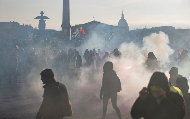 В протестах во Франции приняли участие около 300 тысяч человек