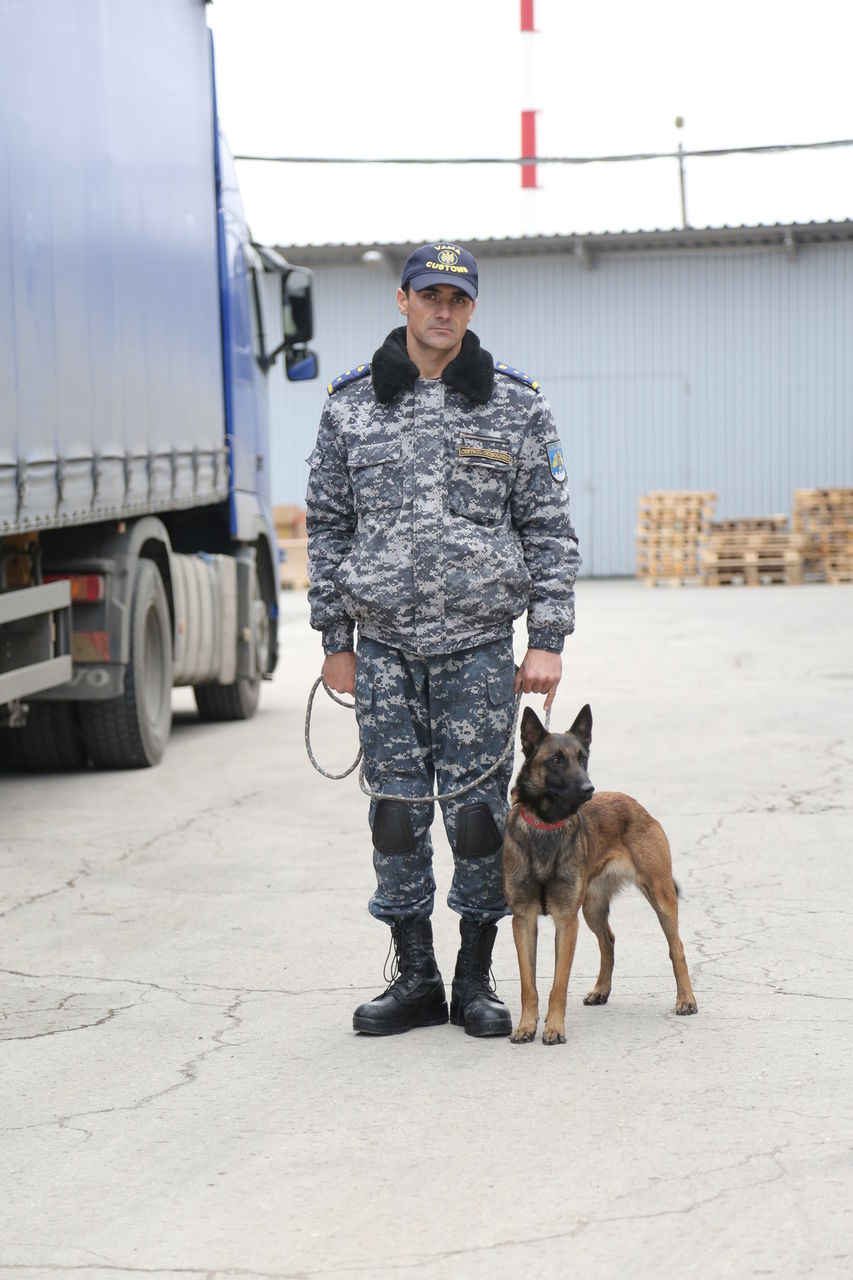 Таможенная служба РМ получила в подарок пять служебных собак