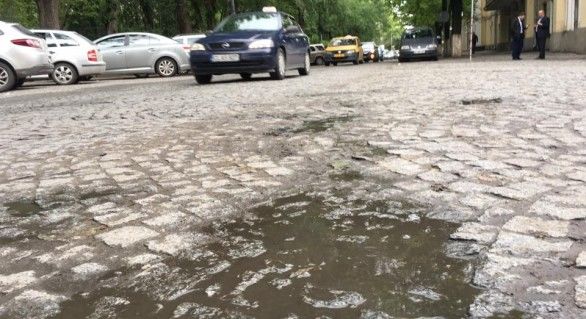 Caldarâmul de pe strada pietonală din Chișinău se prăbușește