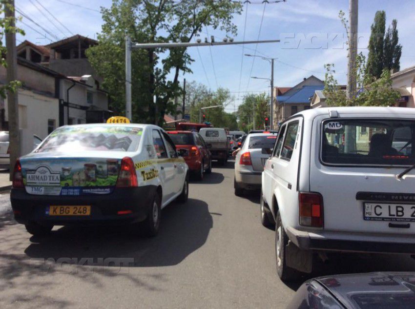 В центре Кишинева из-за пожара образовалась пробка