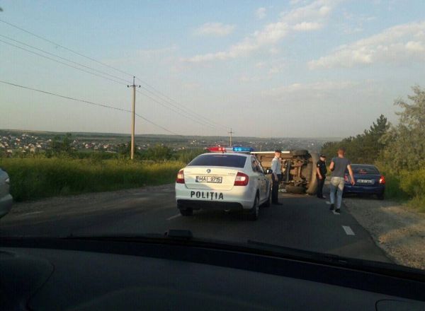 Un microbuz de ruta s-a rasturnat in apropiere de Budesti dupa ce s-a ciocnit cu o Kia