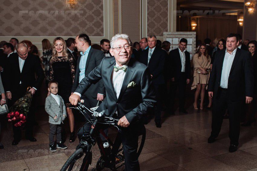Михаю Гимпу на 65-летие подарили велосипед и торт в виде «Великой Румынии»