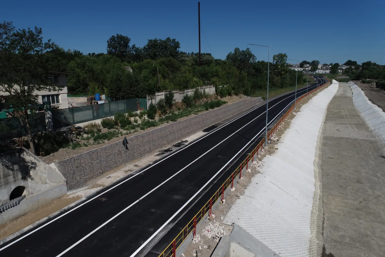 Circulația rutieră pe traseul M1, reluată după reconstrucția podurilor peste râul Bâc