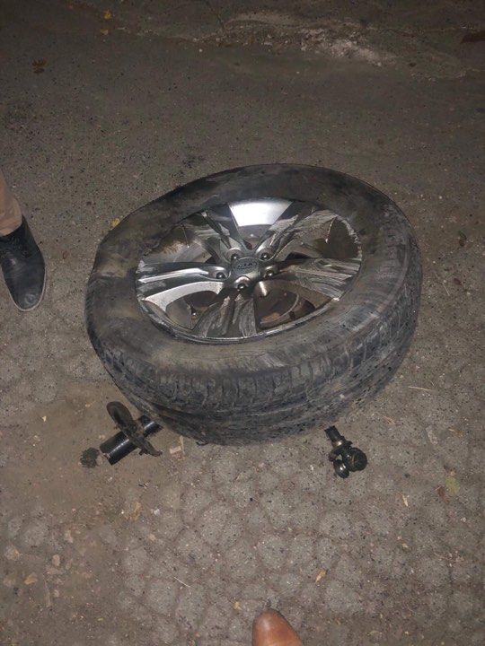 В столице машина влетела в светофор, перевернулась и врезалась в дерево
