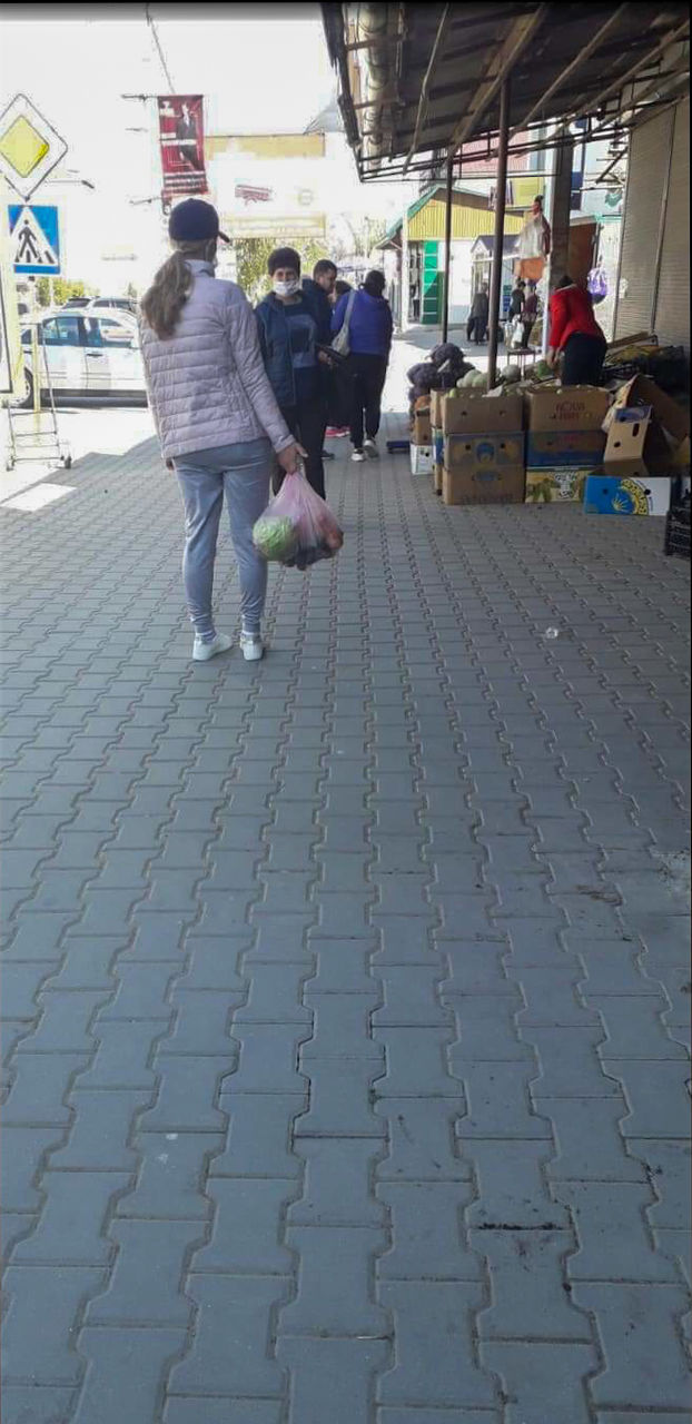 В Комрате во время карантина люди продолжают торговать на улицах и не соблюдают дистанцию