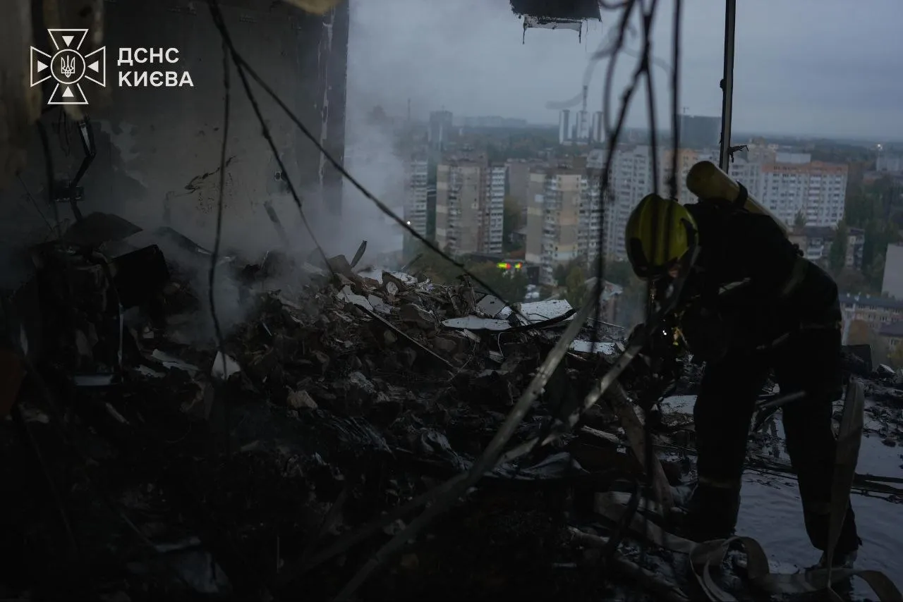 La Kiev, o dronă rusească a lovit un bloc cu 24 de etaje: Două persoane au murit