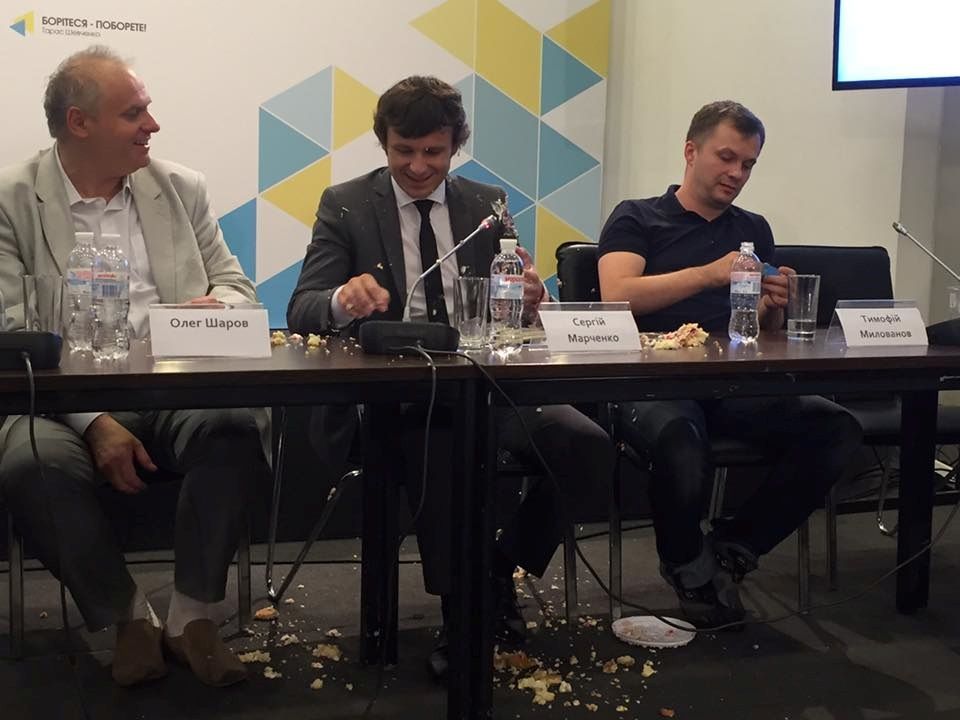 На Украине в заместителя министра финансов бросили торт