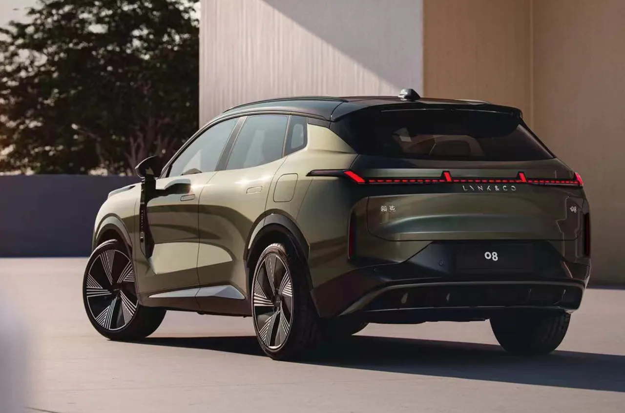 Geely и Volvo показали спортивный гибридный кроссовер с необычным дизайном