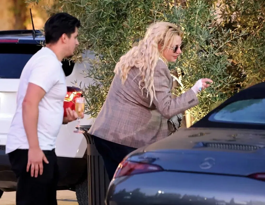 Britney Spears, surprinsă pe stradă cu un pahar în mână
