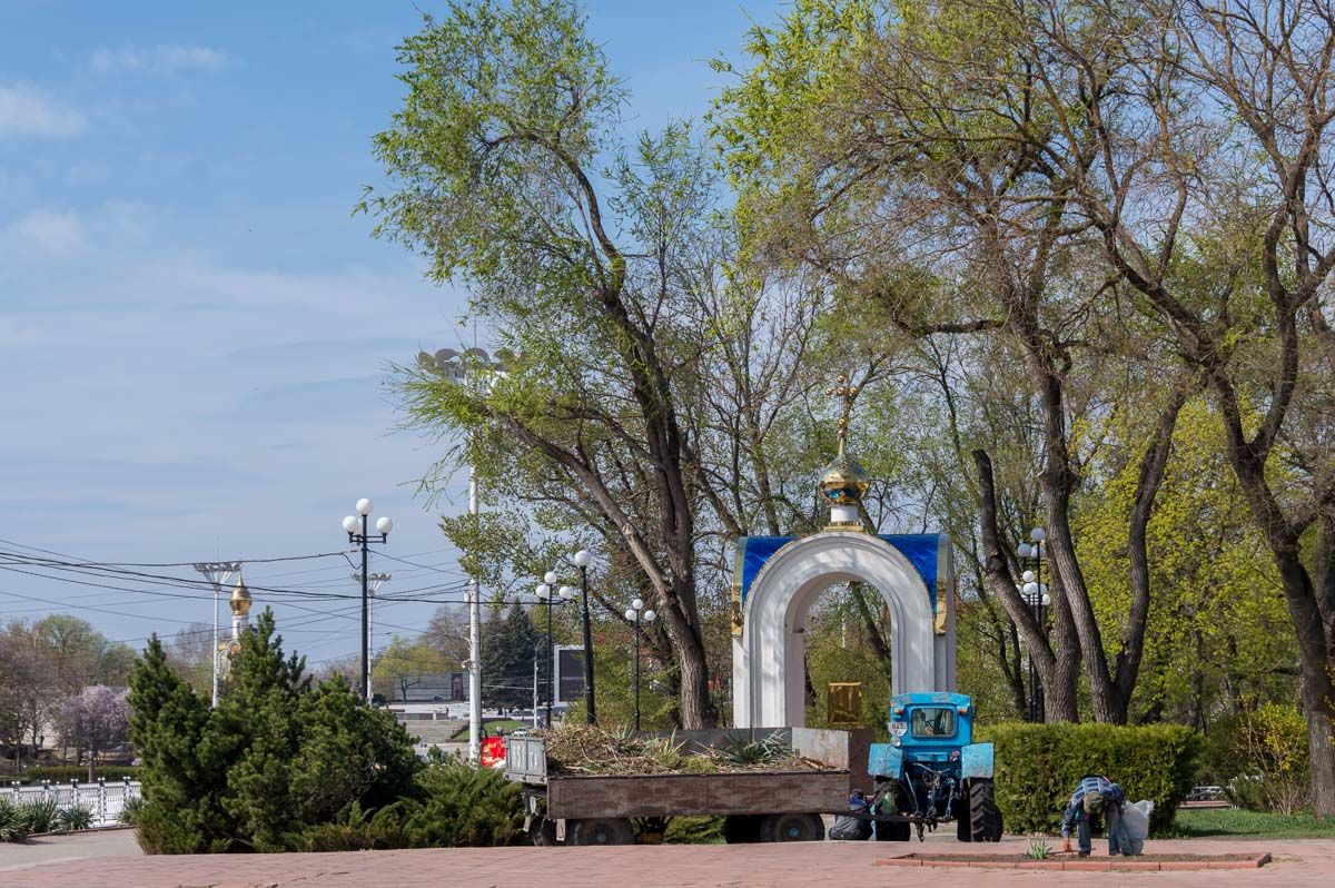 В центре Тирасполя выкладывают тротуар плиткой с узорами