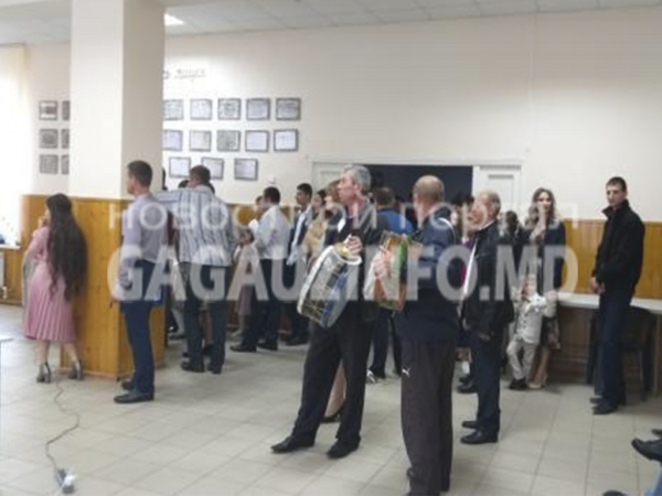 В Комрате молодожены пришли голосовать в день свадьбы