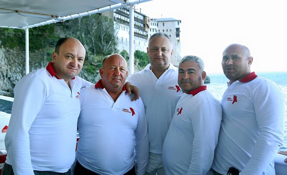 Teambuilding de partid sau cum se odihnește Igor Dodon, alături de socialiști, pe muntele Athos
