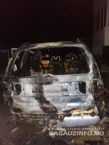 В Комрате сгорел припаркованный у многоэтажки автомобиль