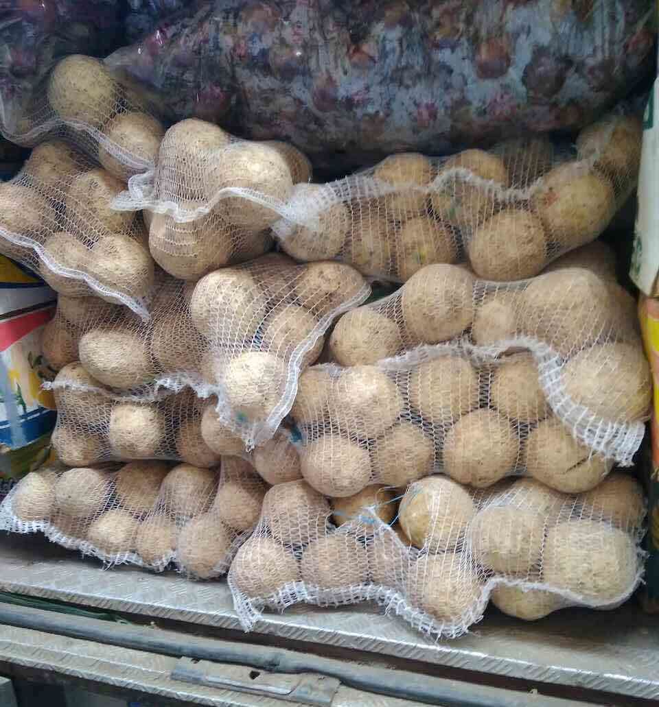Fructe, legume și carne interzisă spre import, găsite de vameși