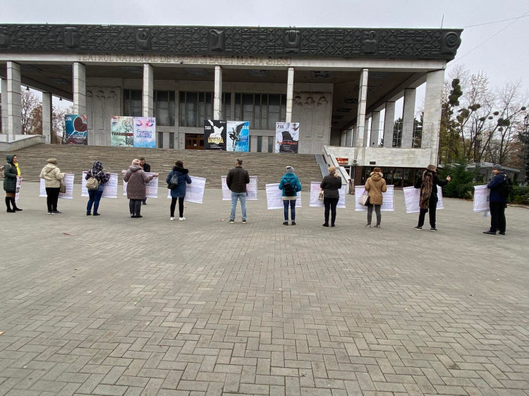 В Кишиневе прошел протест против прививок: Скажи "нет" экспериментам над детьми