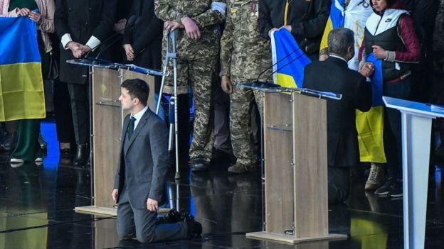 Встали на колени, спели гимн: главное о дебатах Зеленского и Порошенко