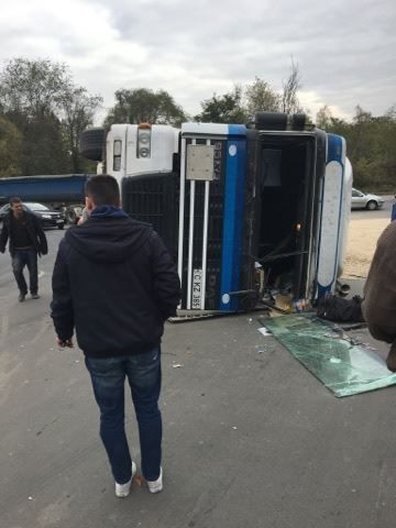 На Балканском шоссе перевернулся грузовик с щебнем