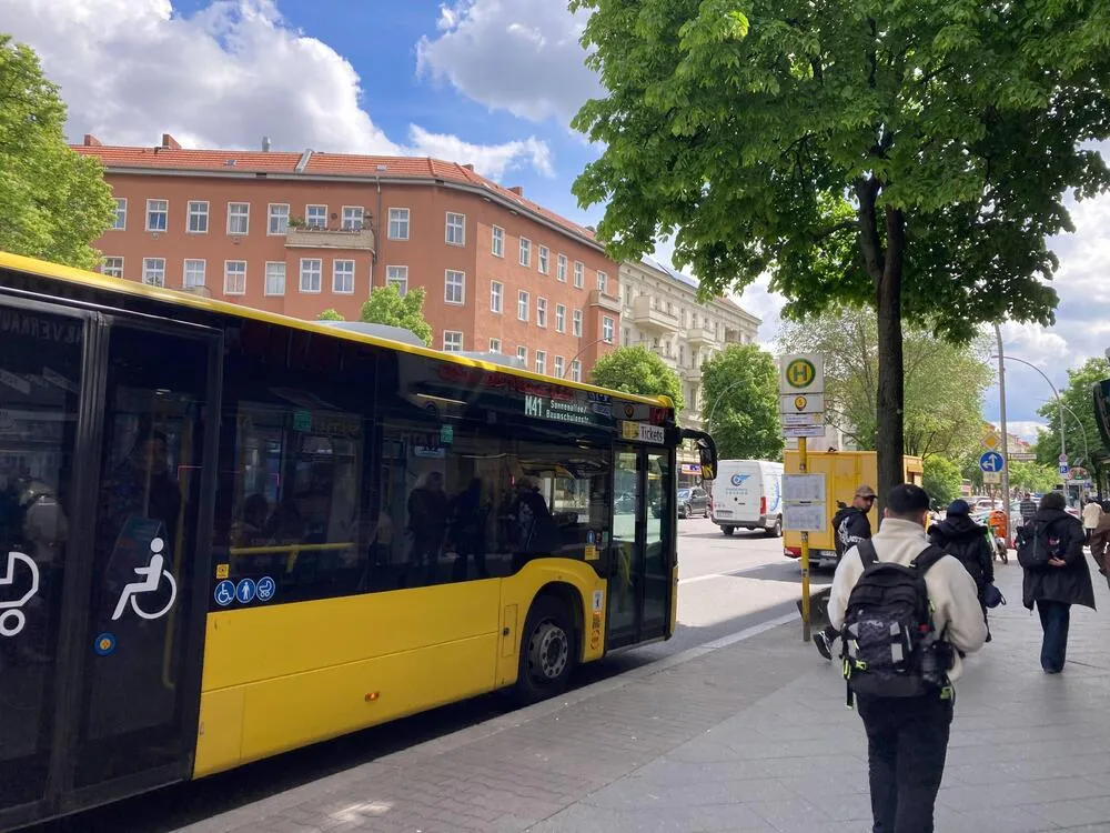 Un sirian l-a înjunghiat pe un pasager în gât la o stație de autobuz din Berlin, apoi a atacat o femeie
