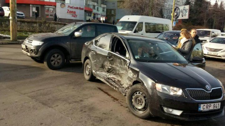Accident grav în Capitală. Două persoane au ajuns la spital cu diverse răni după ce trei mașini s-au izbit violent