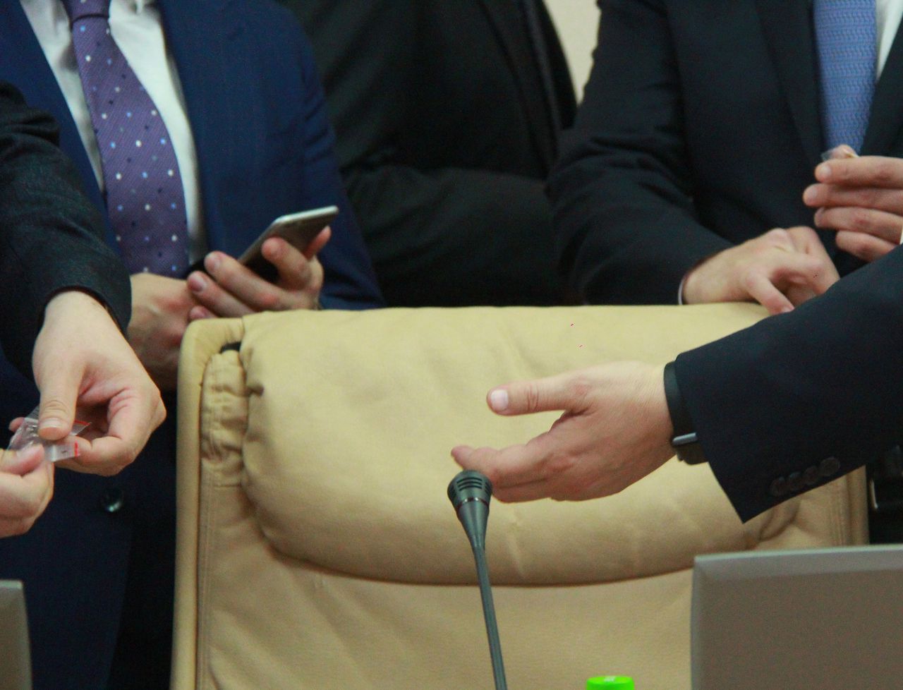 Георге Бэлан вручил коллегам загадочные презенты