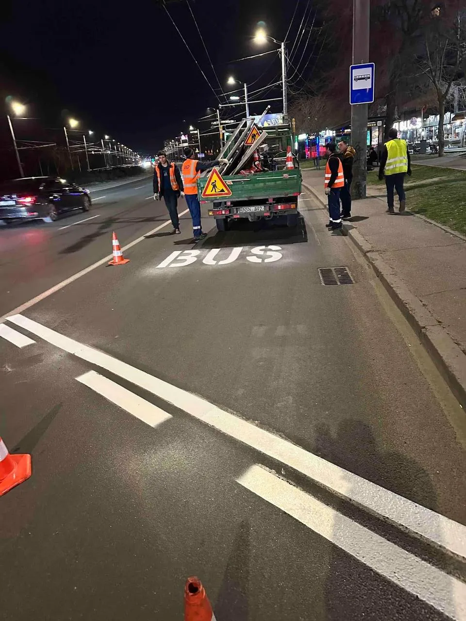 În Capitală au început lucrările de înnoire a marcajelor rutiere