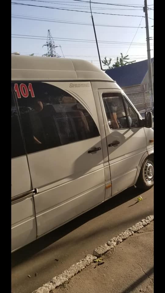 Водители переполненных маршруток уверены, что всегда еще есть место