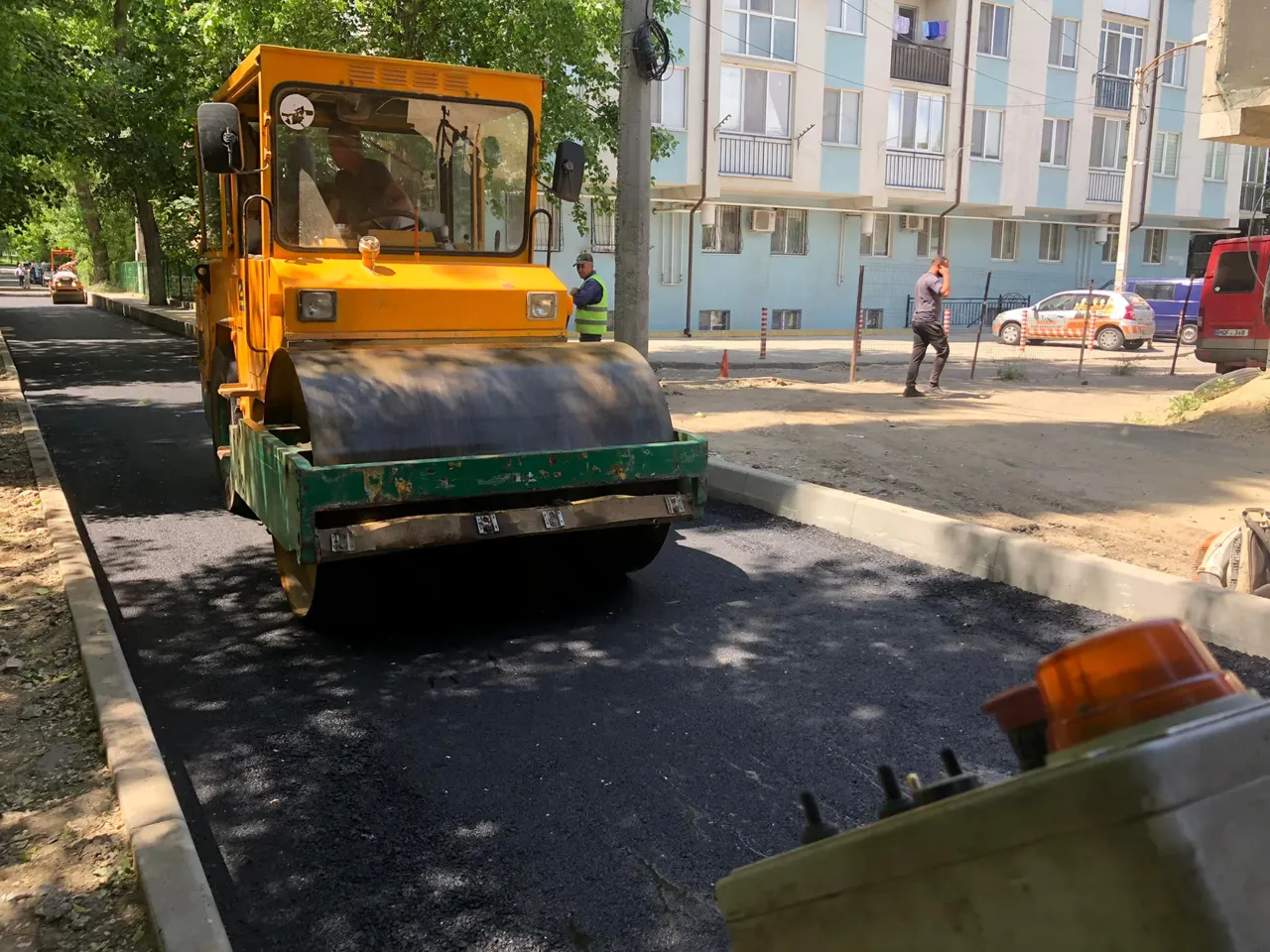 На Ботанике продолжается укладка асфальтового полотна