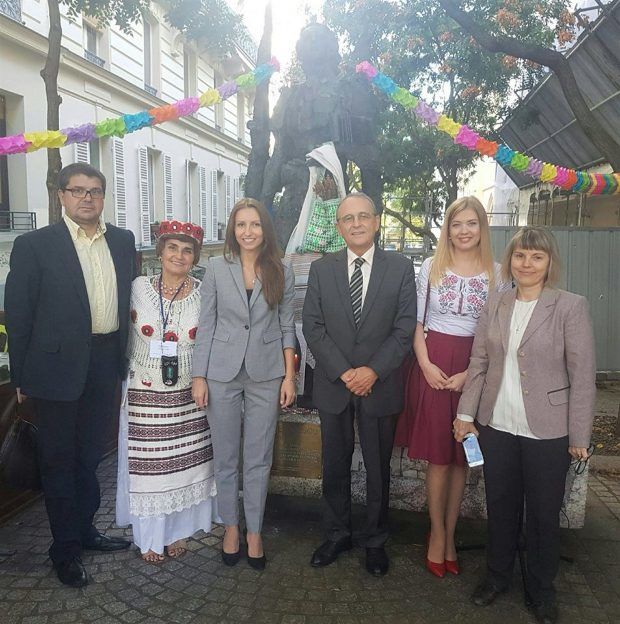 Limba Română nu are granițe! Discursuri emoționante și recital de poezie la bustul lui Mihai Eminescu din Paris