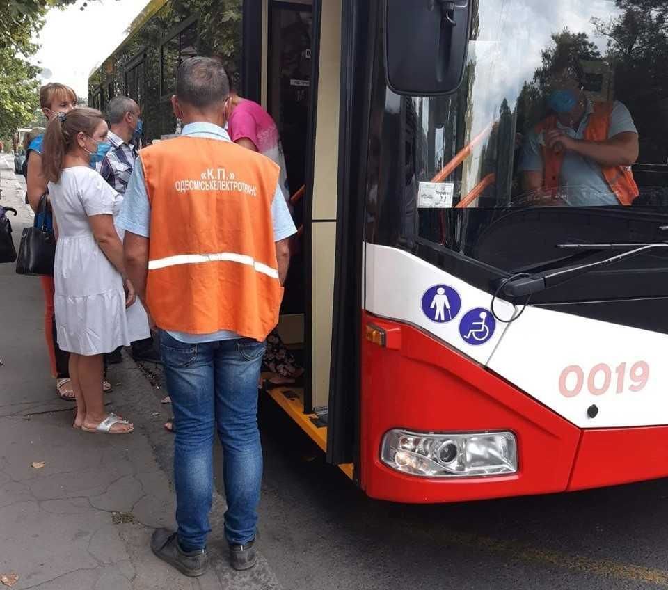 В Одессе рассадку пассажиров в транспорте контролируют «посадочные команды»