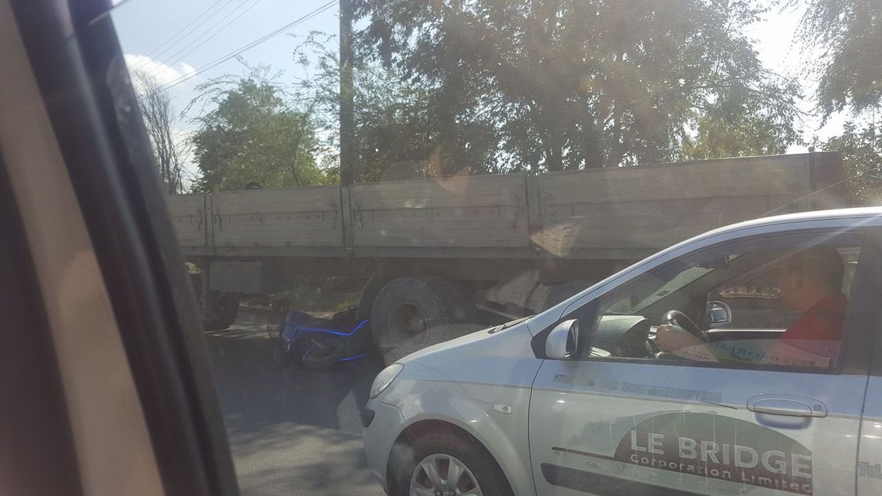 В Кишиневе на кругу у табачного комбината КамАЗ насмерть сбил скутериста