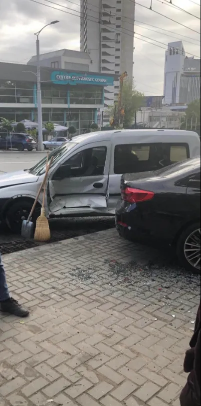 В Кишинёве на мокрой дороге занесло автомобиль