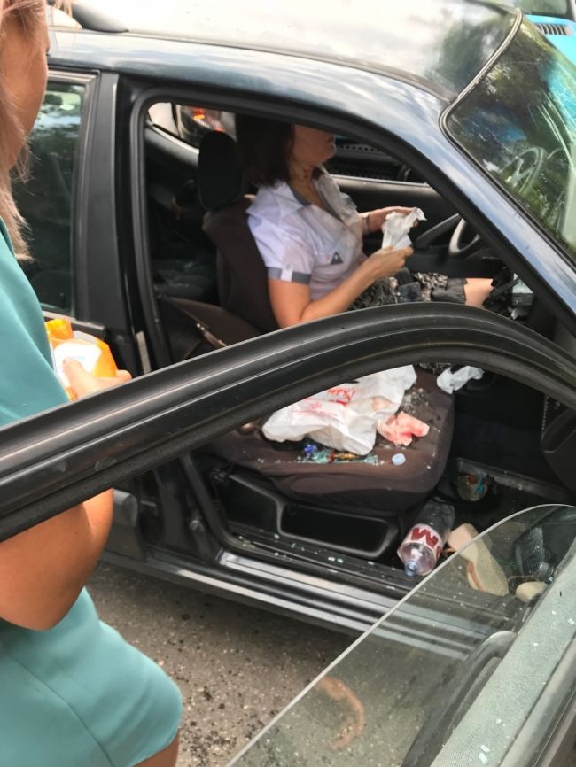 Автоледи оказалась заблокированной в покореженном авто после столкновения с грузовиком
