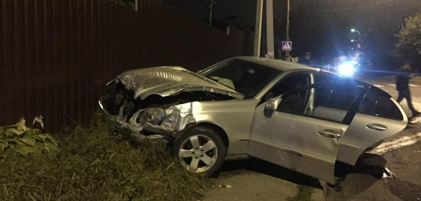 O ambulanță a fost grav avariată de un Mercedes în Capitală. Trei persoane au ajuns la spital