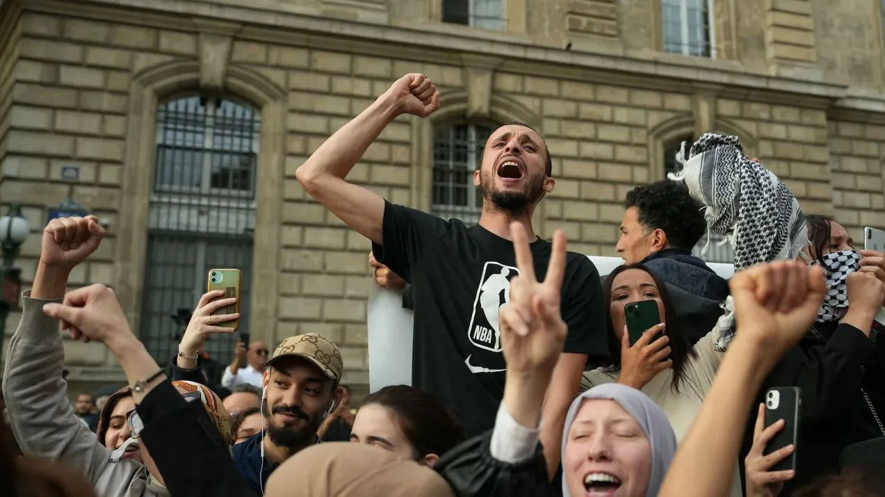 В Париже полиция разогнала водометами митинг в поддержку палестинцев