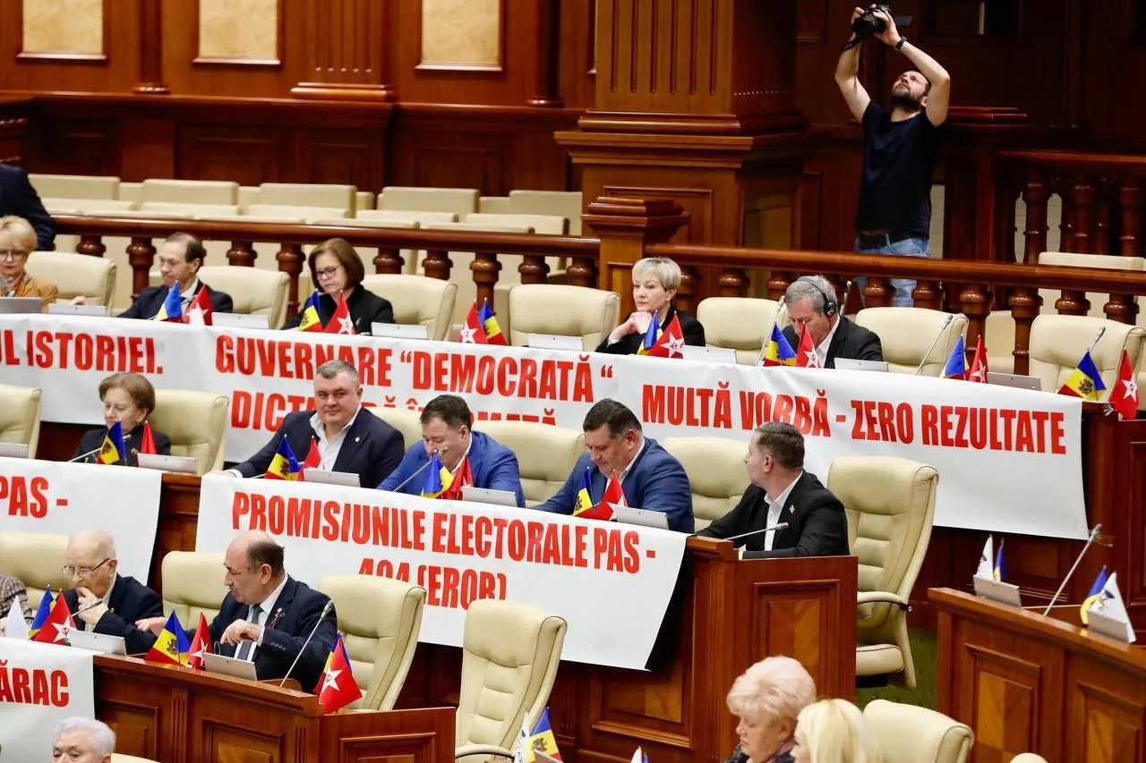 В парламенте оппозиция встретила депутатов PAS плакатами: "Богатые министры - нищий народ"