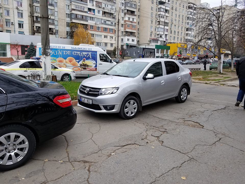 В Кишиневе полицейский «перепутал» тротуар с местом для парковки