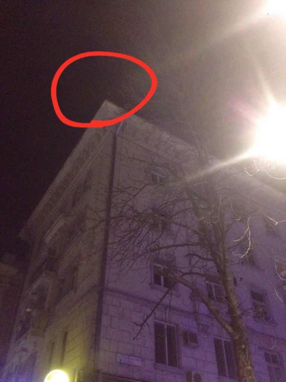 В центре столицы мужчина хотел покончить с собой, забравшись на крышу дома