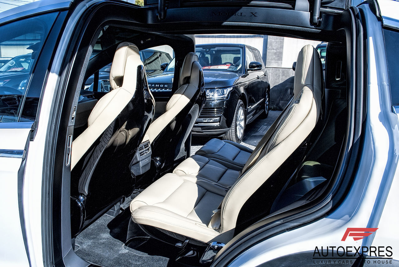 В Молдове выставили на продажу новую Tesla Model X