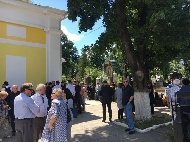 Десятки людей проводили в последний путь Теодора Цэрану, сына известного политолога