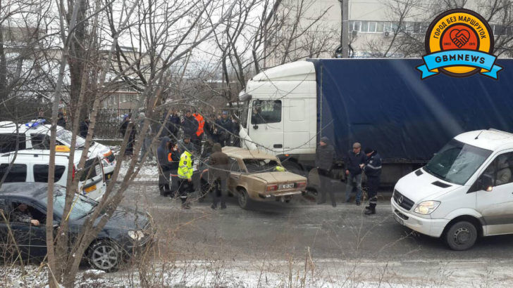 Accident fatal în Capitală: Un șofer a decedat, după ce s-a izbit cu VAZ-ul într-un TIR